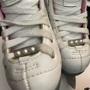 Riedell Pearl Toddler figure ice skates. Size J 8.